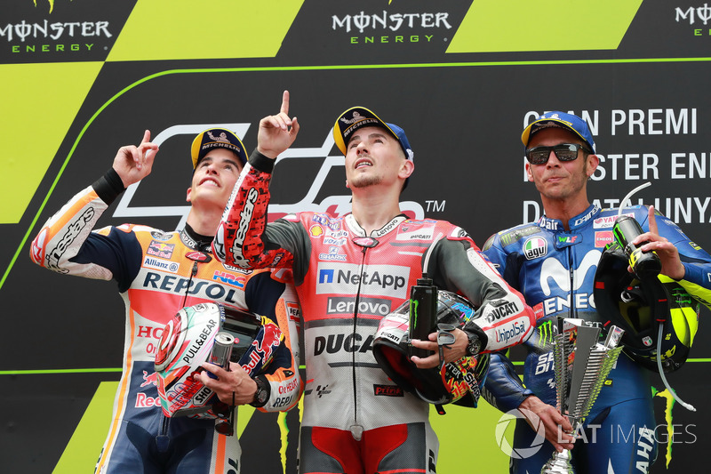 Подіум: друге місце Марк Маркес, Repsol Honda Team, переможець гонки Хорхе Лоренсо, Ducati Team, третє місце Валентино Россі, Yamaha Factory Racing