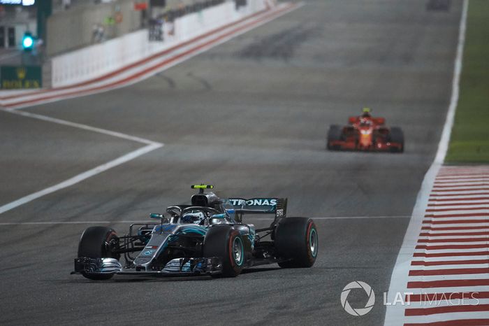 Valtteri Bottas, Mercedes AMG F1 W09, Kimi Raikkonen, Ferrari SF71H