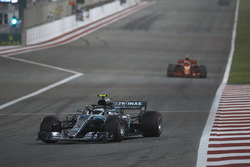 Valtteri Bottas, Mercedes AMG F1 W09, Kimi Raikkonen, Ferrari SF71H