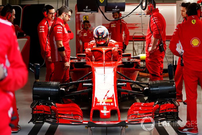 Kimi Raikkonen, Ferrari, entra a la cabina