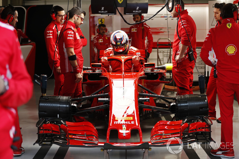 Kimi Raikkonen, Ferrari, s'installe dans son cockpit