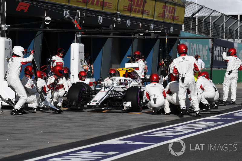 Charles Leclerc, Sauber C37, pit stop