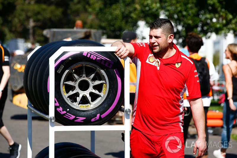 Un ingegnere Ferrari nel paddock con degli pneumatici Pirelli Hypersoft