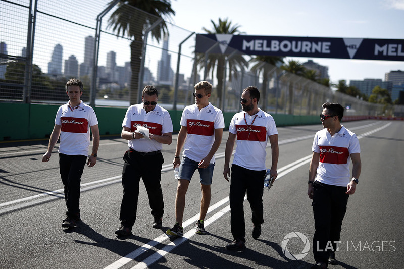 Marcus Ericsson, Alfa Romeo Sauber F1 Team, cammina lungo il circuito