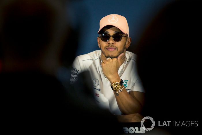 Lewis Hamilton, Mercedes-AMG F1 en la conferencia de prensa