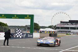 Zielflagge für #68 Ford Chip Ganassi Racing Ford GT: Joey Hand, Dirk Müller, Sébastien Bourdais