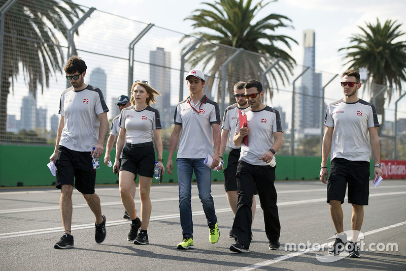 Esteban Gutierrez, da Haas, caminha pelo circuito