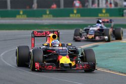 Daniel Ricciardo, Red Bull Racing RB12 y Max Verstappen, Scuderia Toro Rosso STR11