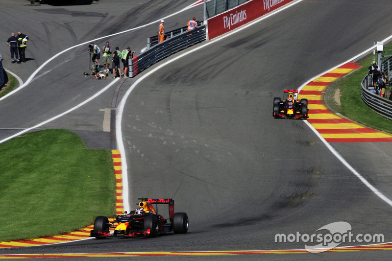 Daniel Ricciardo, Red Bull Racing RB12 precede il compagno di squadra Max Verstappen, Red Bull Racing RB12
