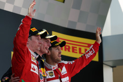 Podio: Kimi Raikkonen Ferrari, secondo; Max Verstappen, Red Bull Racing, primo; Sebastian Vettel, F