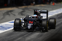 Fernando Alonso, McLaren MP4-31 in de pitlane