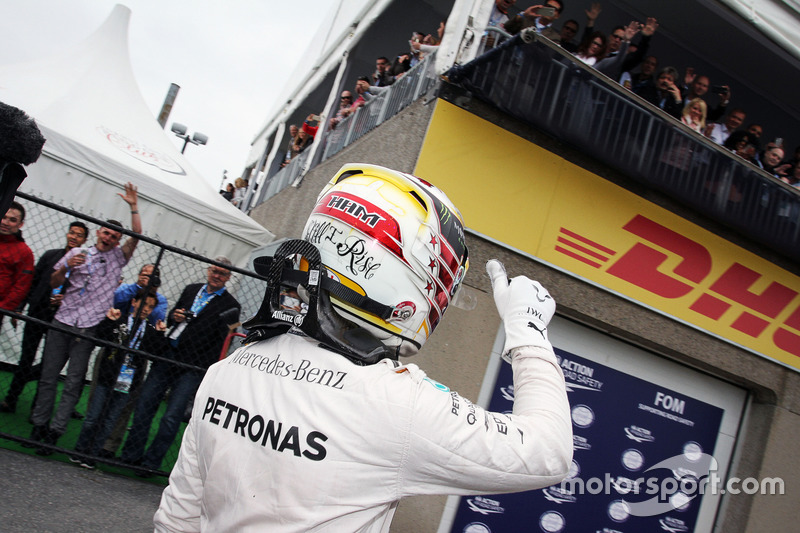 Lewis Hamilton, Mercedes AMG F1 festeggia la sua pole position nel parco chiuso