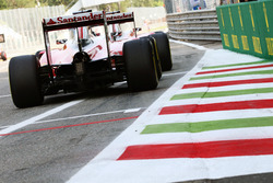 Kimi Raikkonen, Ferrari SF16-H derrière Sebastian Vettel, Ferrari SF16-H