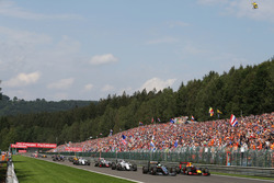 Nico Hulkenberg, Sahara Force India F1 VJM09 e Daniel Ricciardo, Red Bull Racing RB12 lottano per la