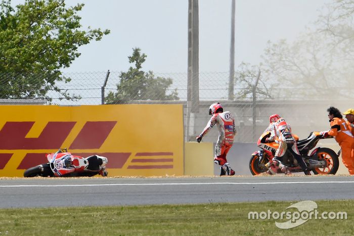 Por falar em sincronia, Marc Marquez e Andrea Dovizioso pareciam ter combinado momento da queda em Le Mans