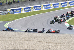 choque de Jack Miller, Marc VDS Racing Honda, Alvaro Bautista, Aprilia Racing Team Gresini y Loris B