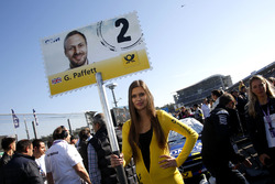 Gridgirl von Gary Paffett, Mercedes-AMG Team ART, Mercedes-AMG C63 DTM