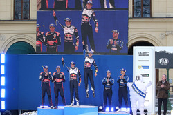 Podio: i vincitori Sébastien Ogier, Julien Ingrassia, Volkswagen Motorsport, secondi Hayden Paddon,