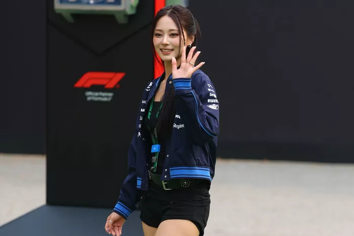 Tzuyu arrives in the Paddock