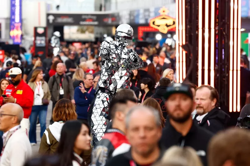  Un artista con zancos y traje de espejo actúa en el Paddock Club
