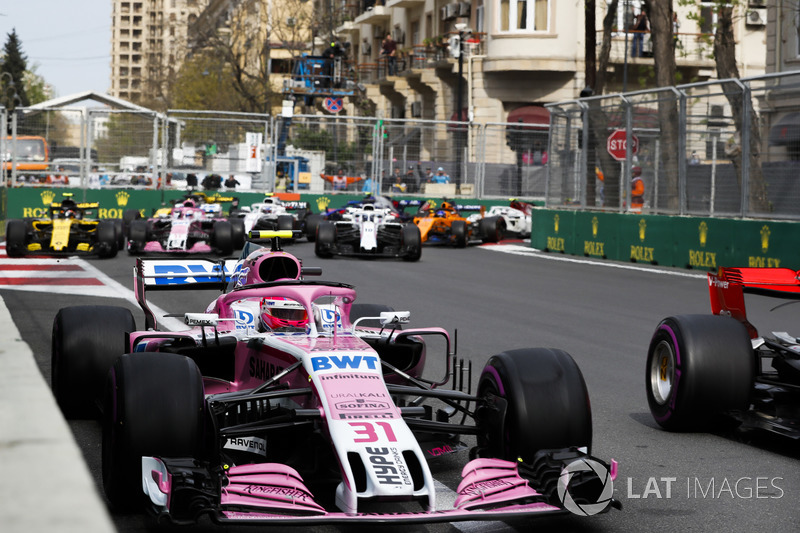 Esteban Ocon, Force India VJM11 Mercedes, Carlos Sainz Jr., Renault Sport F1 Team R.S. 18, Sergio Perez, Force India VJM11 Mercedes, Sergey Sirotkin, Williams FW41 Mercedes, and the remainder of the field at the start