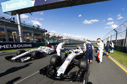 Los ingenieros de Williams preparan el auto de Sergey Sirotkin, Williams FW41 Mercedes, en la parril