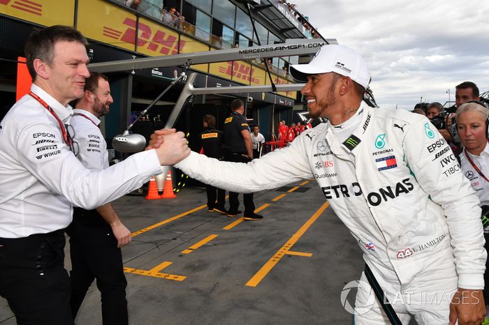 Ganador de la pole Lewis Hamilton, Mercedes-AMG F1 celebra en parc ferme con James Allison, Mercedes AMG F1 director técnico