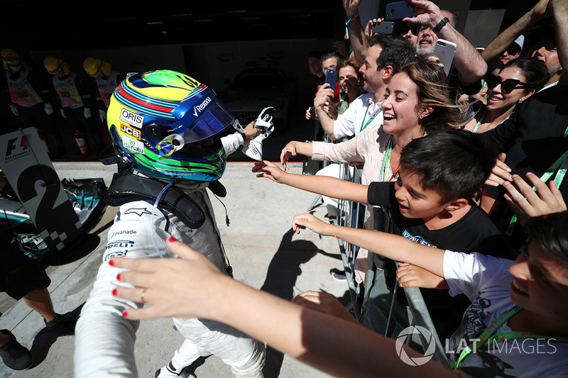 Felipe Massa, Williams FW40, parc ferme'de eşi Rafaela Bassi ve oğlu Felipinho Massa ile son Brezilya GP'sini kutluyor