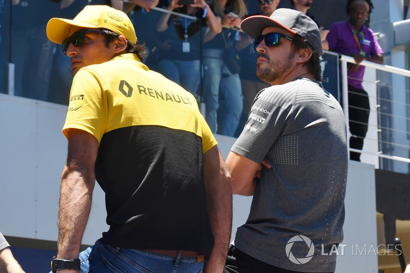 Carlos Sainz Jr., Renault Sport F1 Team and Fernando Alonso, McLaren on the drivers parade