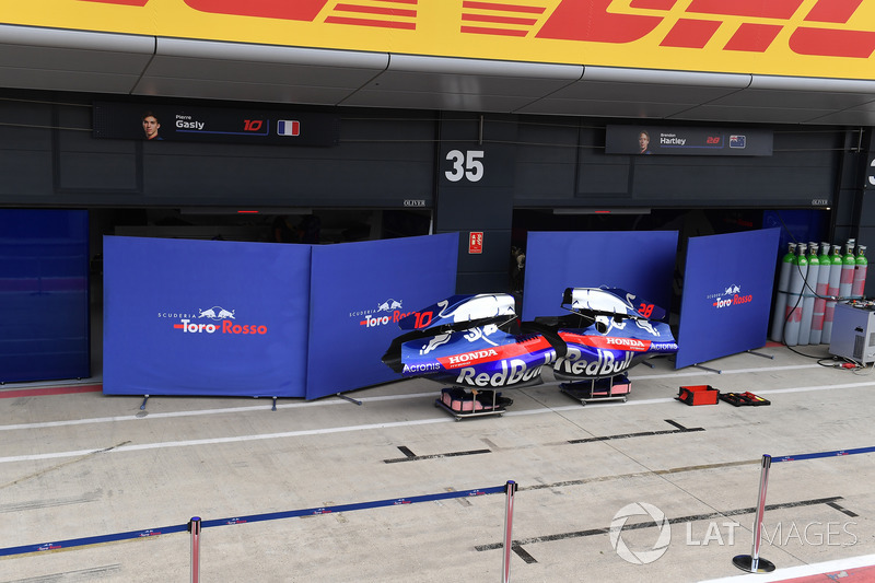 Cofani motore della STR13 e paravento fuori dal garage della Scuderia Toro Rosso