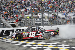 Yarış galibi Noah Gragson, Kyle Busch Motorsports Toyota