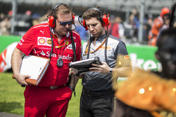 Гоночный инженер Ferrari Дэйв Гринвуд и инженер Pirelli