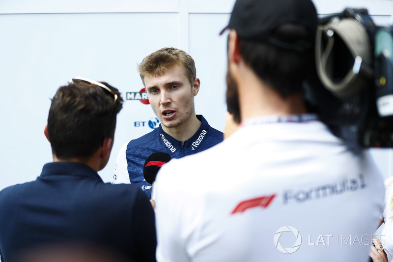 Sergey Sirotkin, Williams Racing, atiende a los medios