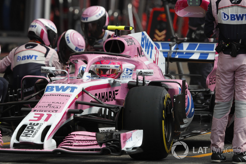 Esteban Ocon, Force India VJM11, sale de pits