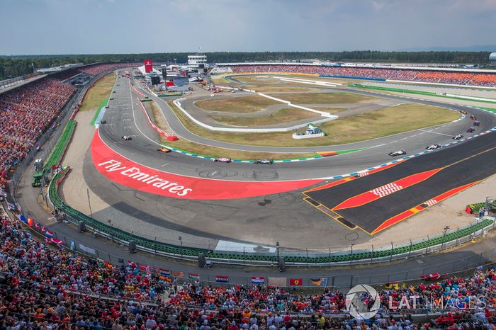 Fernando Alonso, McLaren MCL33, delante de Sergio Perez, Force India VJM11, y Lewis Hamilton, Mercedes AMG F1 W09