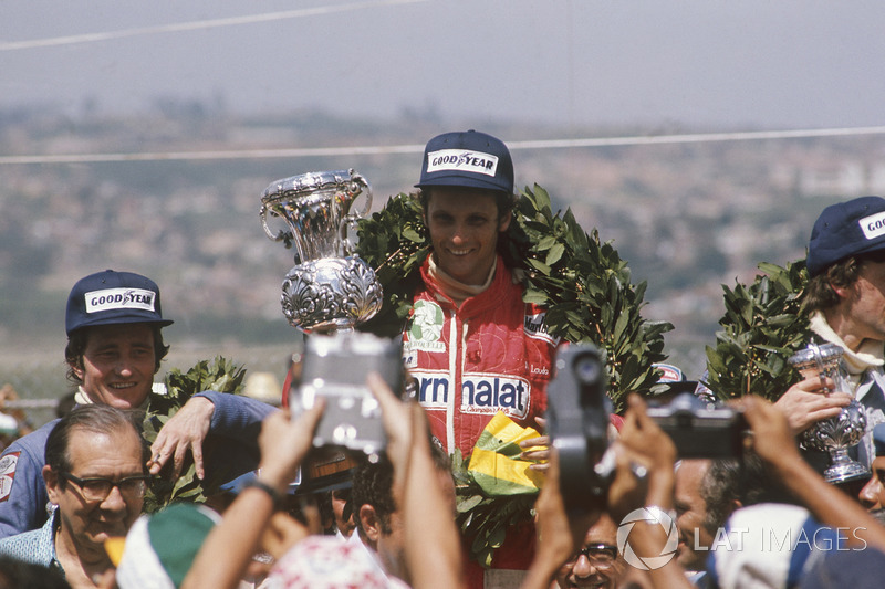 Podium: race winner Niki Lauda, Ferrari, Patrick Depailler, Tyrrell 007, third place Tom Pryce, Shad