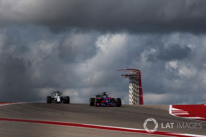 Felipe Massa, Williams FW40 and Brendon Hartley, Scuderia Toro Rosso STR12