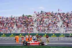 Jacques Villeneuve pilote la Ferrari 312T3 de son père Gilles Villeneuve lors d'un tour de parade
