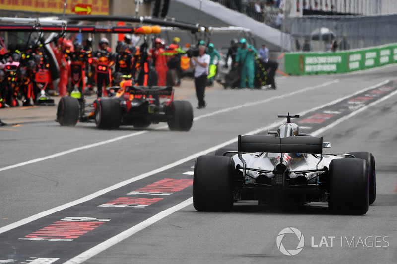 Lewis Hamilton, Mercedes-AMG F1 W09 pit stop