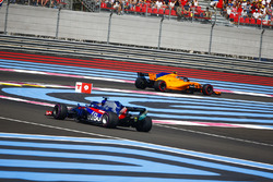 Stoffel Vandoorne, McLaren MCL33, leads Brendon Hartley, Toro Rosso STR13