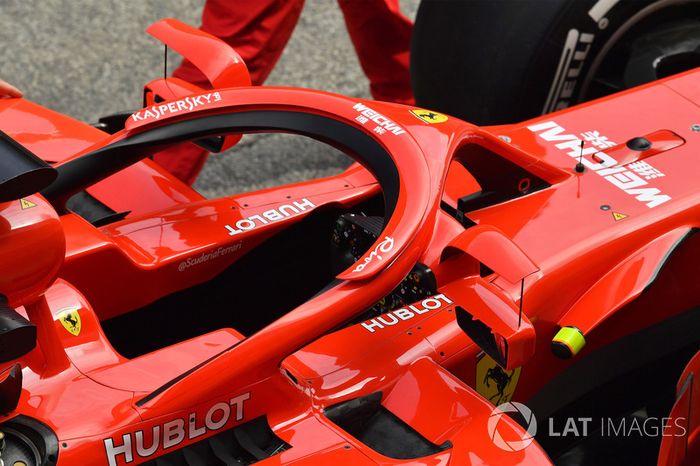 A Ferrari SF71H, és a Halóra szerelt visszapillantó Barcelonából