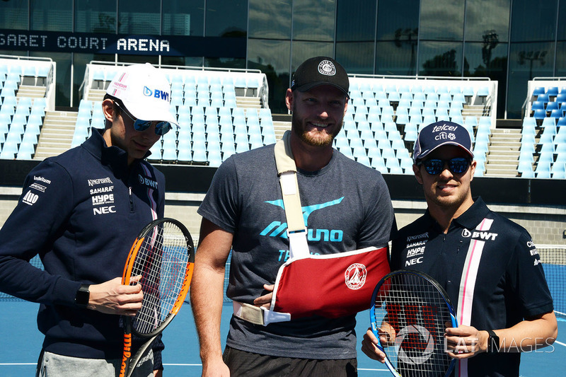 Esteban Ocon, Force India F1 y Sergio Perez, Force India con Sam Groth, tenista, en Melbourne Park