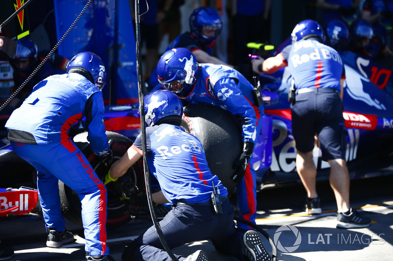 El equipo de mecánicos de Toro Rosso cambia neumáticos en el auto de Pierre Gasly, Toro Rosso STR13 Honda