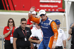 Winner Scott Dixon, Chip Ganassi Racing Honda celebrates in Victory Lane