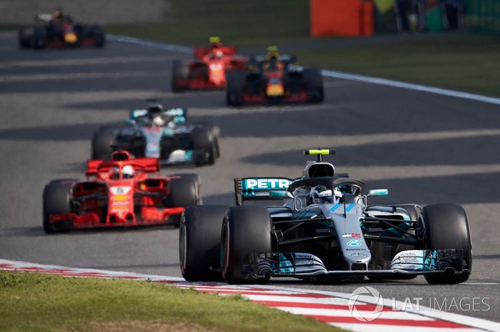 Valtteri Bottas, Mercedes AMG F1 W09, Sebastian Vettel, Ferrari SF71H, and Lewis Hamilton, Mercedes AMG F1 W09
