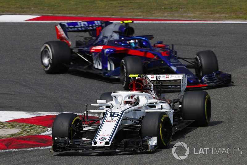 Charles Leclerc, Sauber C37 Ferrari, devant Pierre Gasly, Toro Rosso STR13 Honda