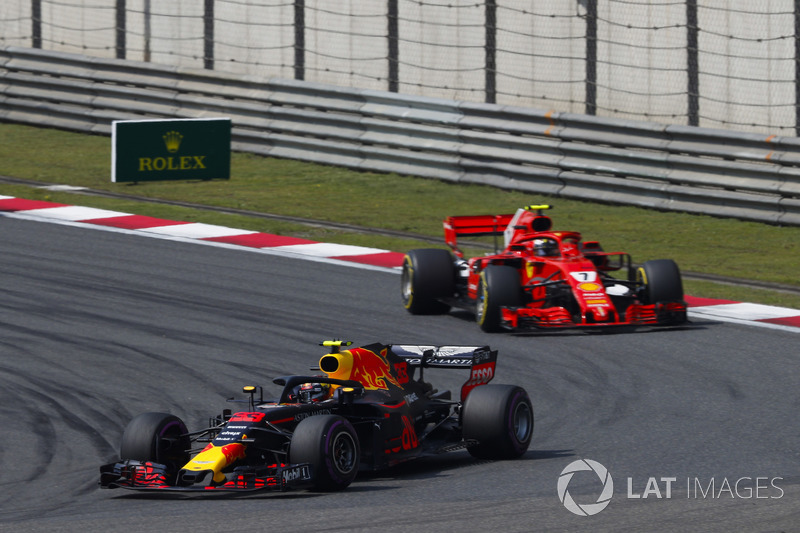 Max Verstappen, Red Bull Racing RB14 Tag Heuer, leads Kimi Raikkonen, Ferrari SF71H