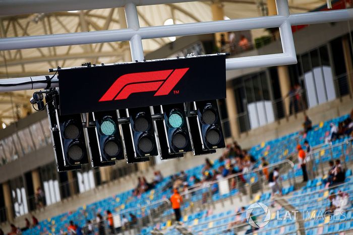 El logo de F1 sobre las luces de inicio