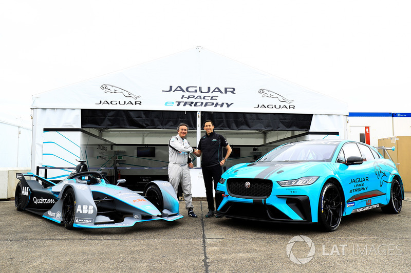 Alejandro Agag, CEO de Formula E, con James Barclay, Director del equipo, Jaguar Racing, el automóvil Gen2 Formula E, el Jaguar iPace eTrophy car