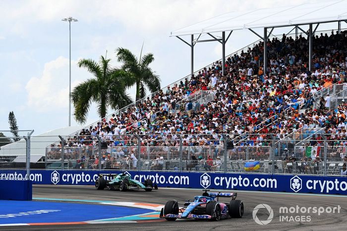 Fernando Alonso, Alpine A522, Lance Stroll, Aston Martin AMR22